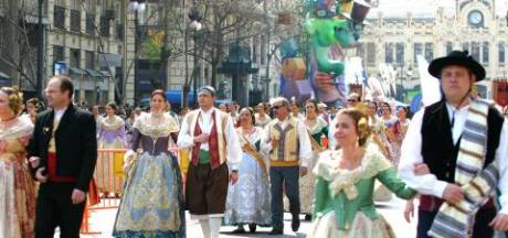 Fallas - Falleros desfilando