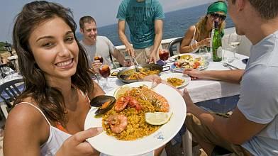 Disfrutando de una paella de marisco en la Comunitat Valenciana
