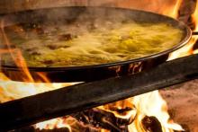 Saborea un arroz elaborado a la leña de naranjo en el restaurante Can Ros de Borriana